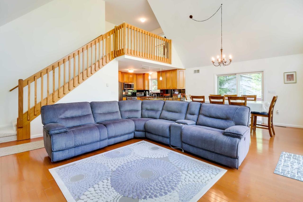 Stunning Pocono Vacation With Huge Deck! * Pocono Lake