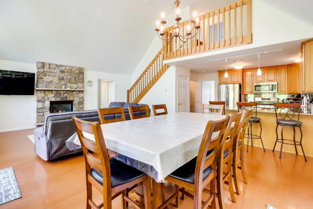 Stunning Pocono Vacation With Huge Deck! Holiday home *