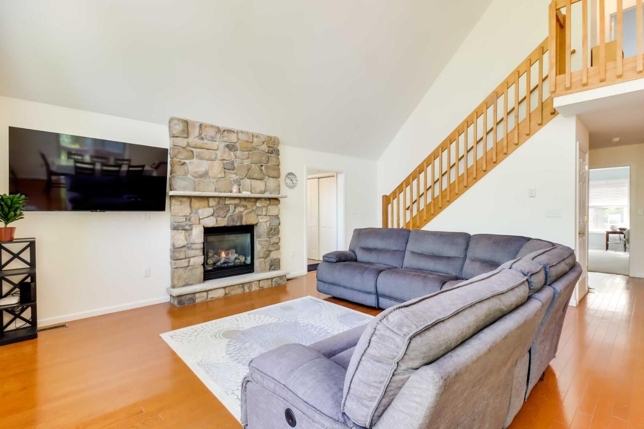 Stunning Pocono Vacation With Huge Deck! Holiday home *