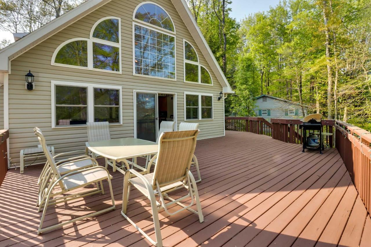 Stunning Pocono Vacation With Huge Deck! Pocono Lake