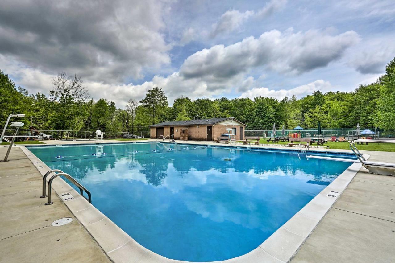 Stunning Pocono Vacation With Huge Deck! Holiday home Pocono Lake