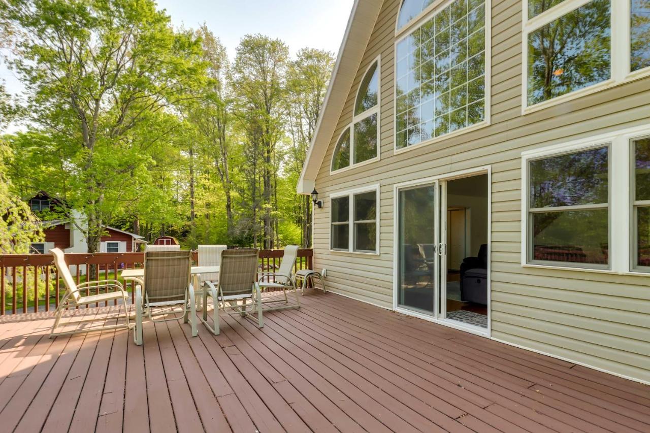Stunning Pocono Vacation With Huge Deck! Holiday home Pocono Lake