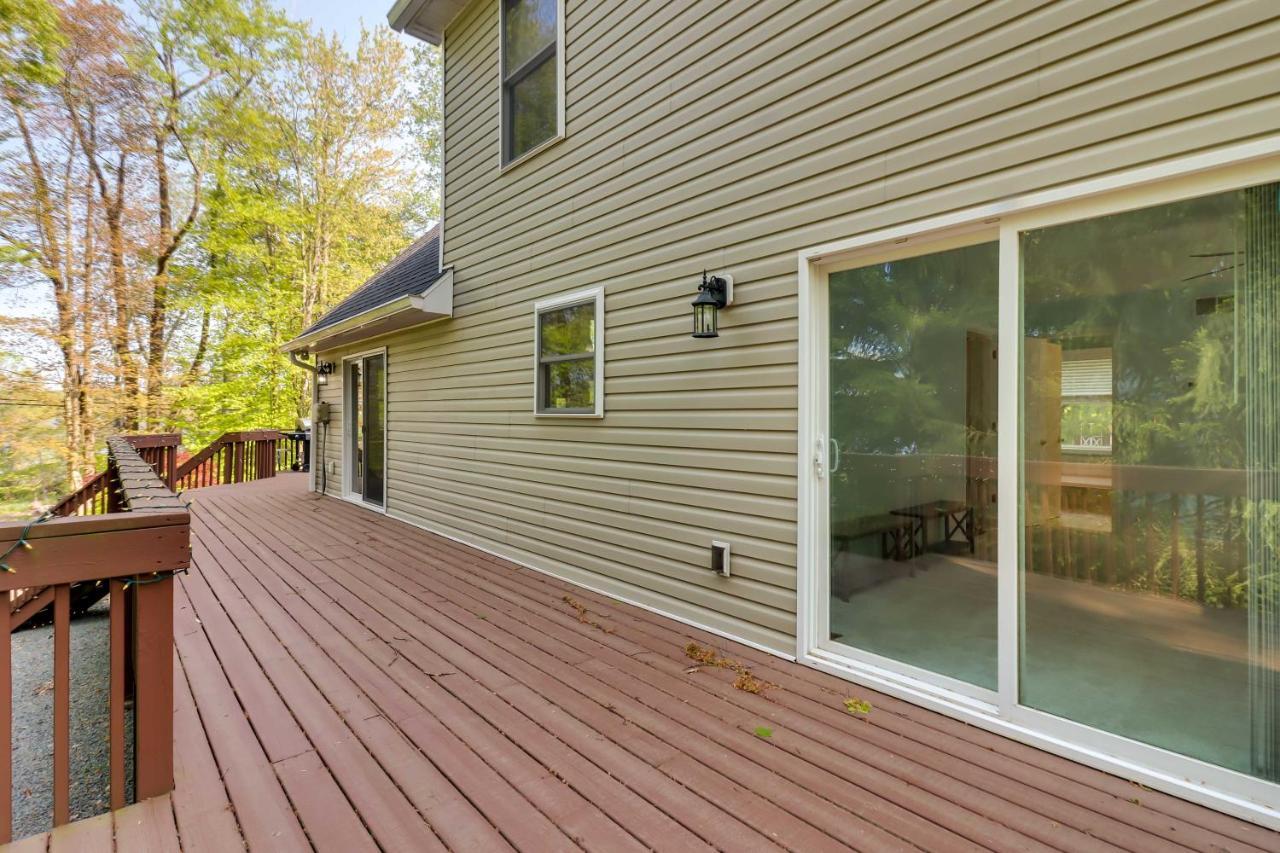 Stunning Pocono Vacation With Huge Deck! * Pocono Lake