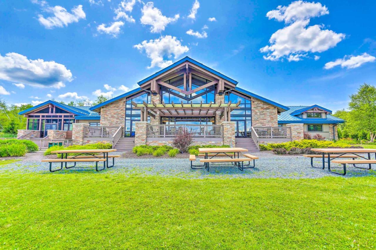 Stunning Pocono Vacation With Huge Deck! Holiday home *